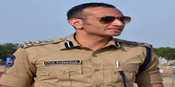 Akun Sabharwal IPS officer belongs to the 2001 batch. Akun Sabharwal's Age is 40 years currently. 