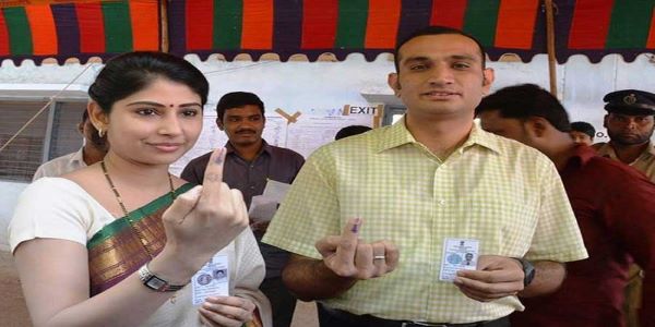 Akun Sabharwal Rank in UPSC was 33. He married to his batchmate and IAS officer Smita Sabharwal. 