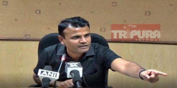 Shailesh Kumar Yadav IAS officer was born in the year 1979. He is currently 42 years of age. 