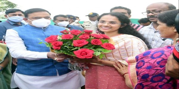 On result day, the officer was warmly greeted with flowers and sweets. She received great media attention as well. 